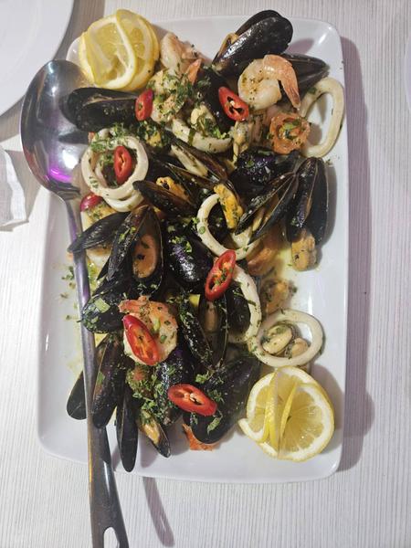 Platou Fructe de Mare in Sos de Vin 2 Persoane